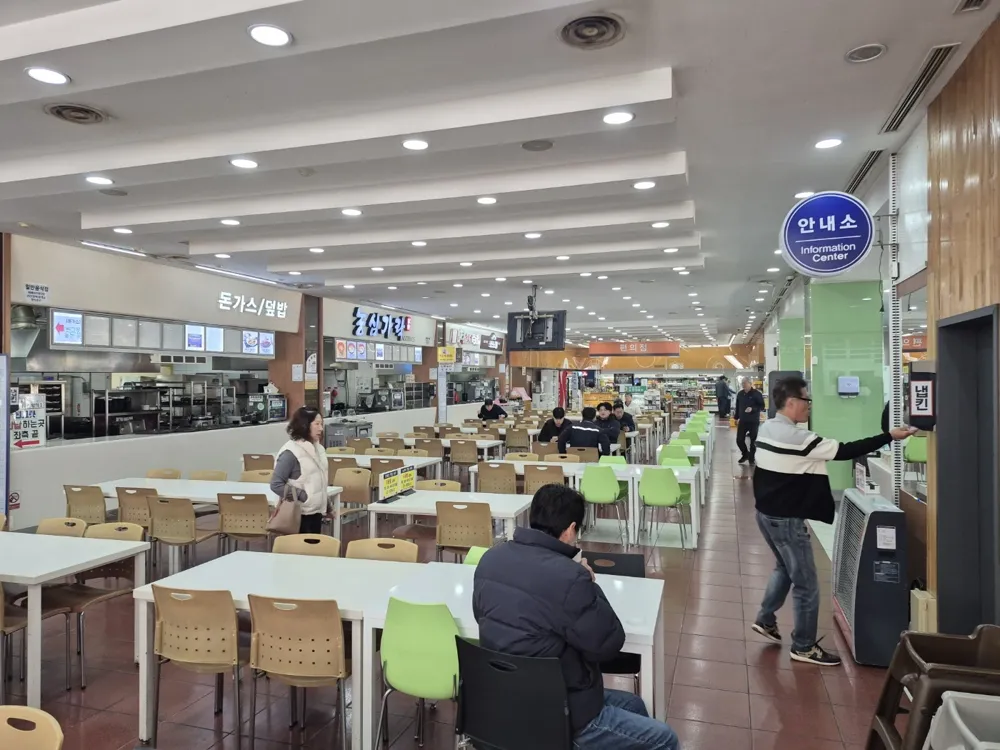 건축물철거상담 영업 중인 푸드코트 식당 홀