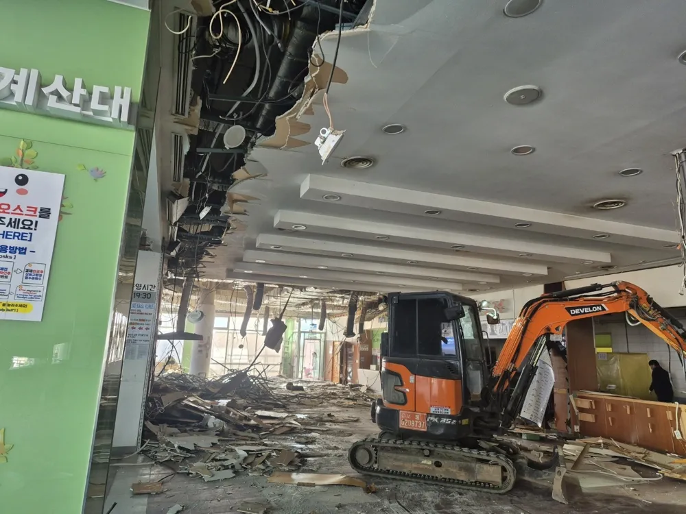 건축물철거공장 구조물 해체 예시인 천장 해체 구간 소형 굴착기 작업