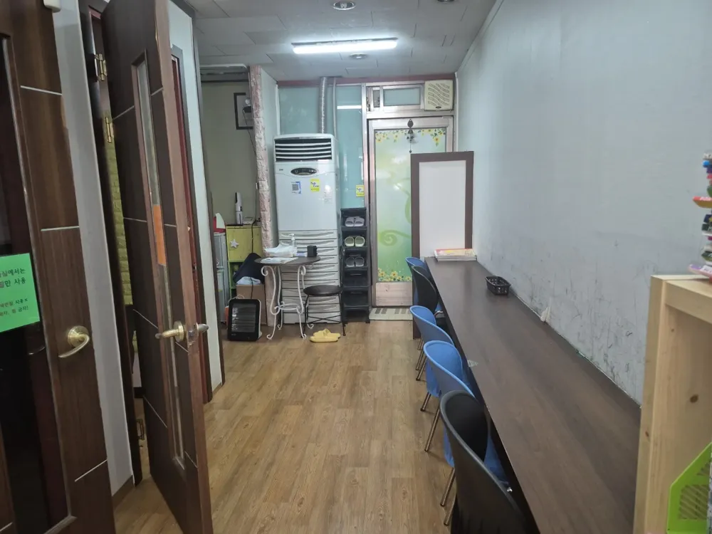 부천시 건축물철거 목재 바닥과 에어컨이 있는 소형 실